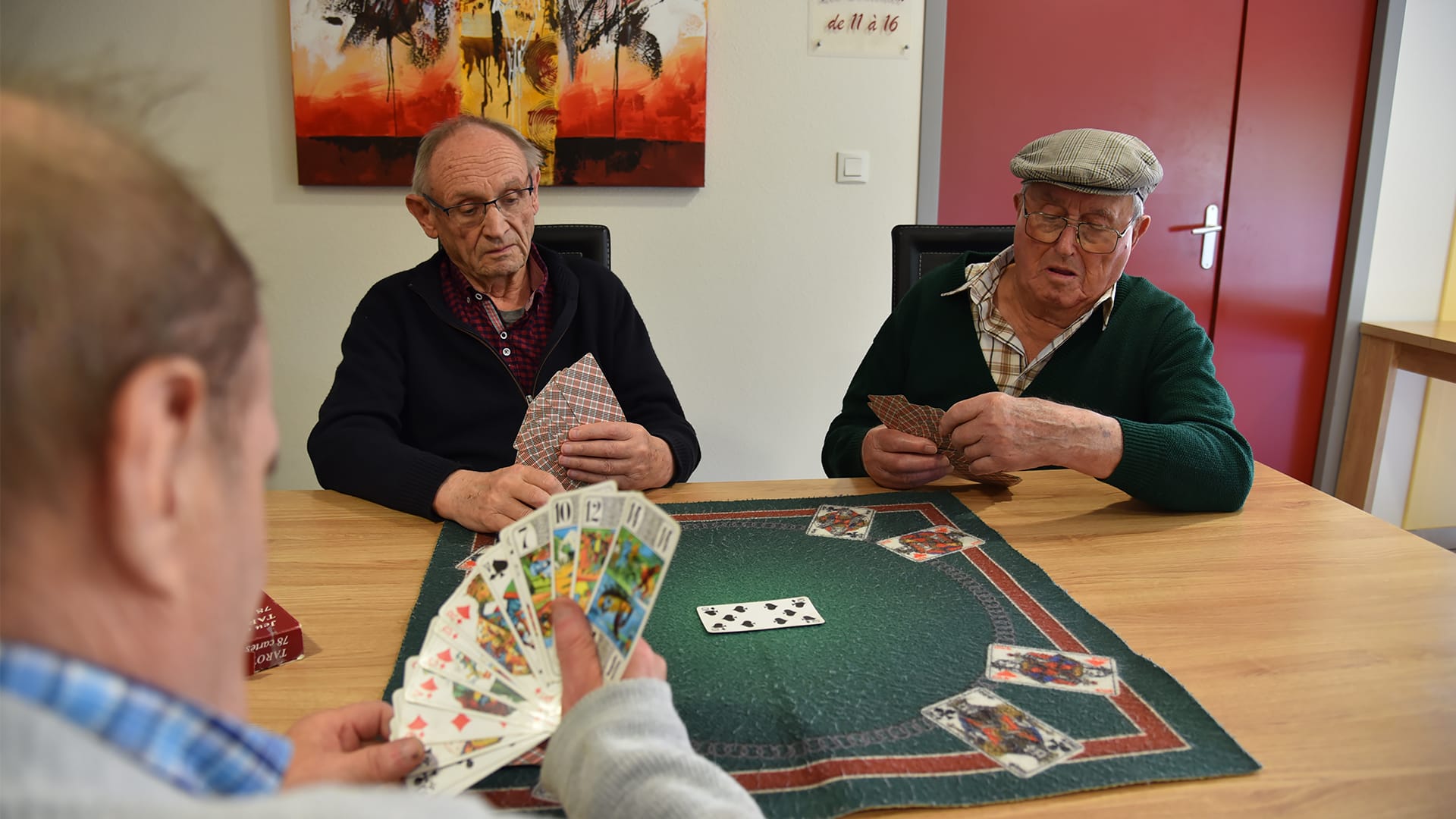 3 résidents de la Résidence des Acacias jouant aux cartes