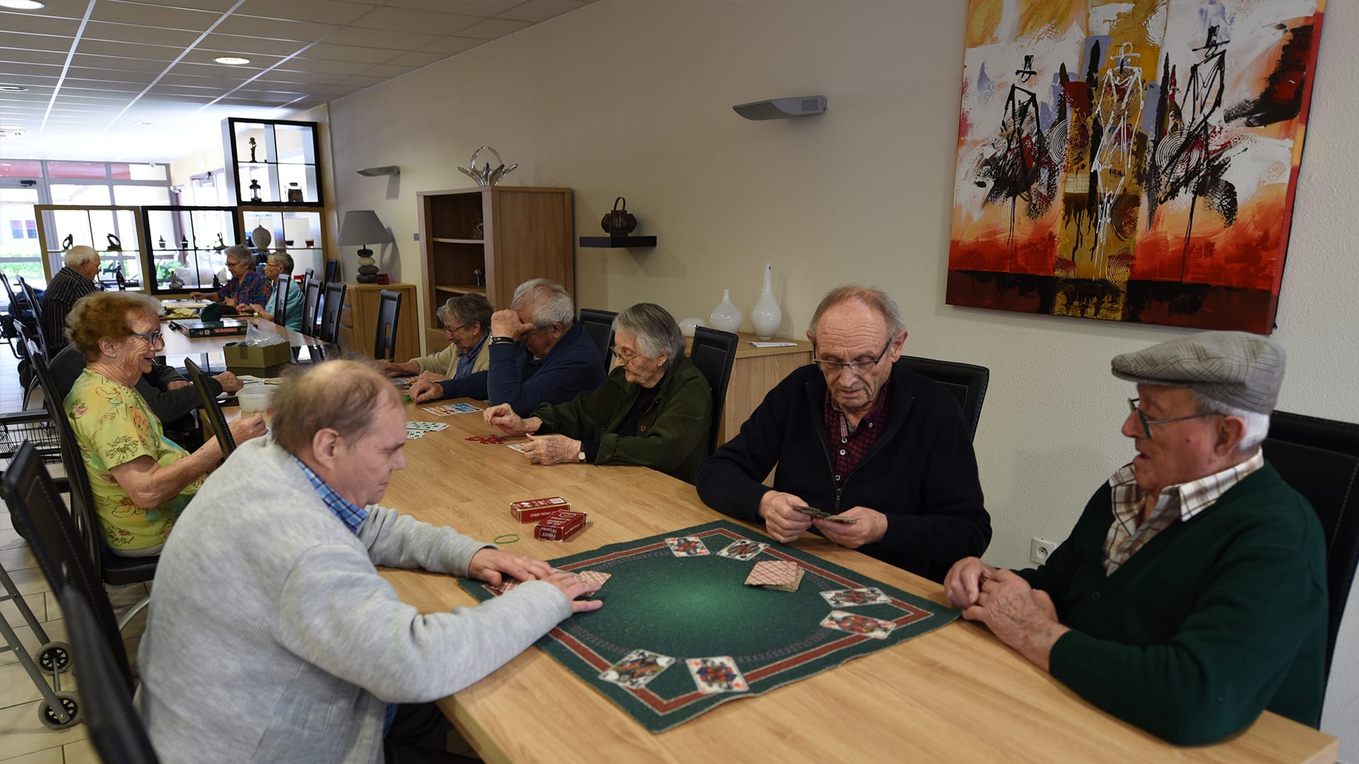 Photo des résidents jouant à plusieurs jeux dans la Résidence des Acacias