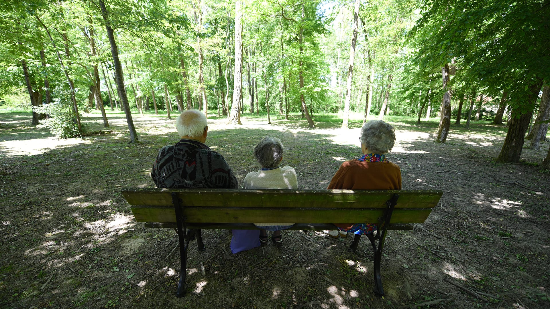 Résidents des Acacias assis sur un banc dans notre parc en forêt