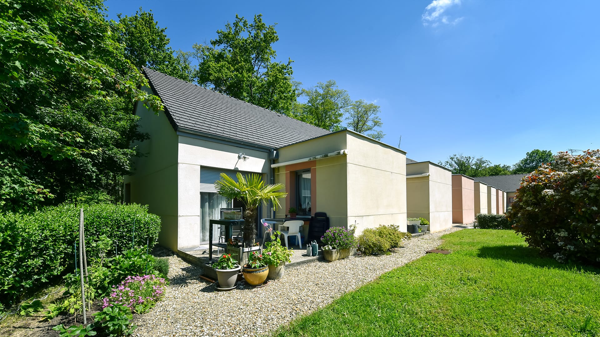 Vue d'extérieur d'un ensemble de logements de la résidence